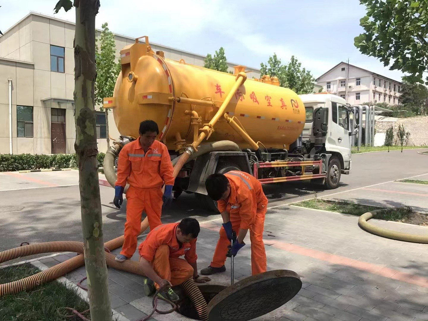 右江管道疏通车停在窨井附近