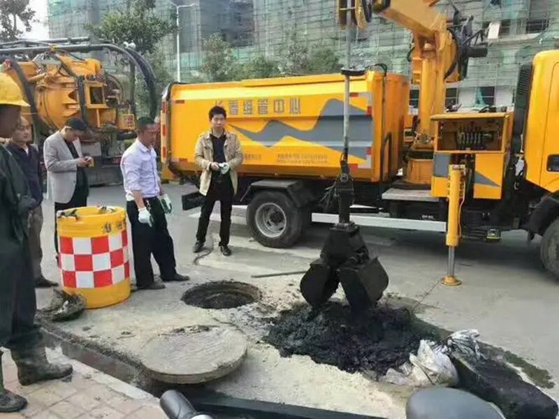 右江街道：网格员化身“清道夫”，为民解忧疏通“堵心”化粪池