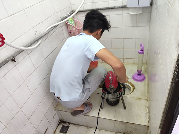 右江肥皂掉到马桶里把马桶堵住了怎么办？马桶堵住了怎么办