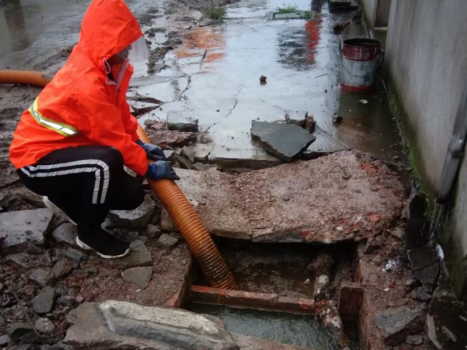 右江专业清理污水池 炜誉市政以规范流程守护城市 “肠道”